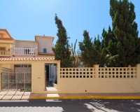 Außenfassade der zum Verkauf stehenden Villa in Turre, Almería.