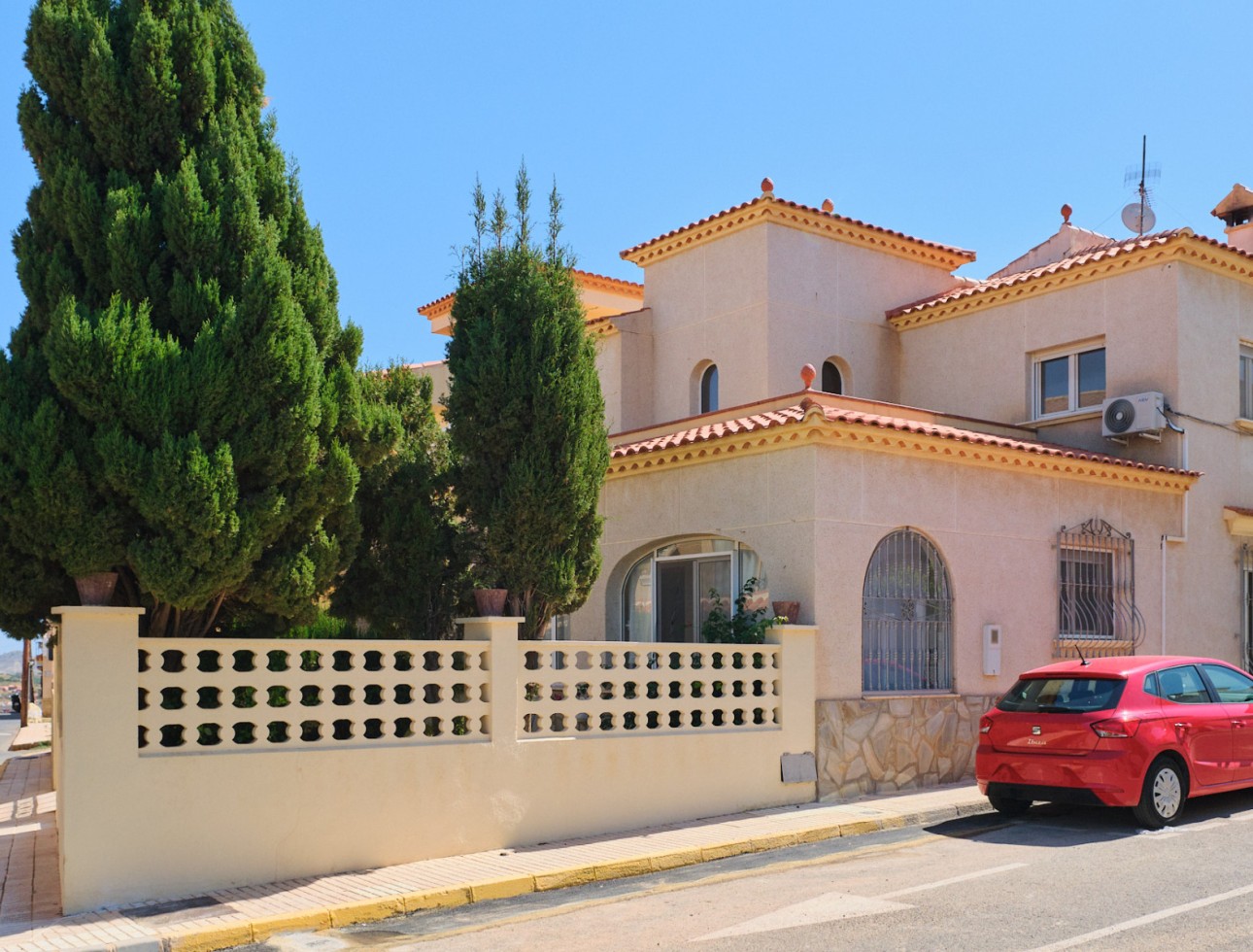 Außenfassade der zum Verkauf stehenden Villa in Turre, Almería.