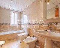 Baño completo con bañera en apartamento de 3 dormitorios en venta en Turre Almería ubicado en la plaza principal.