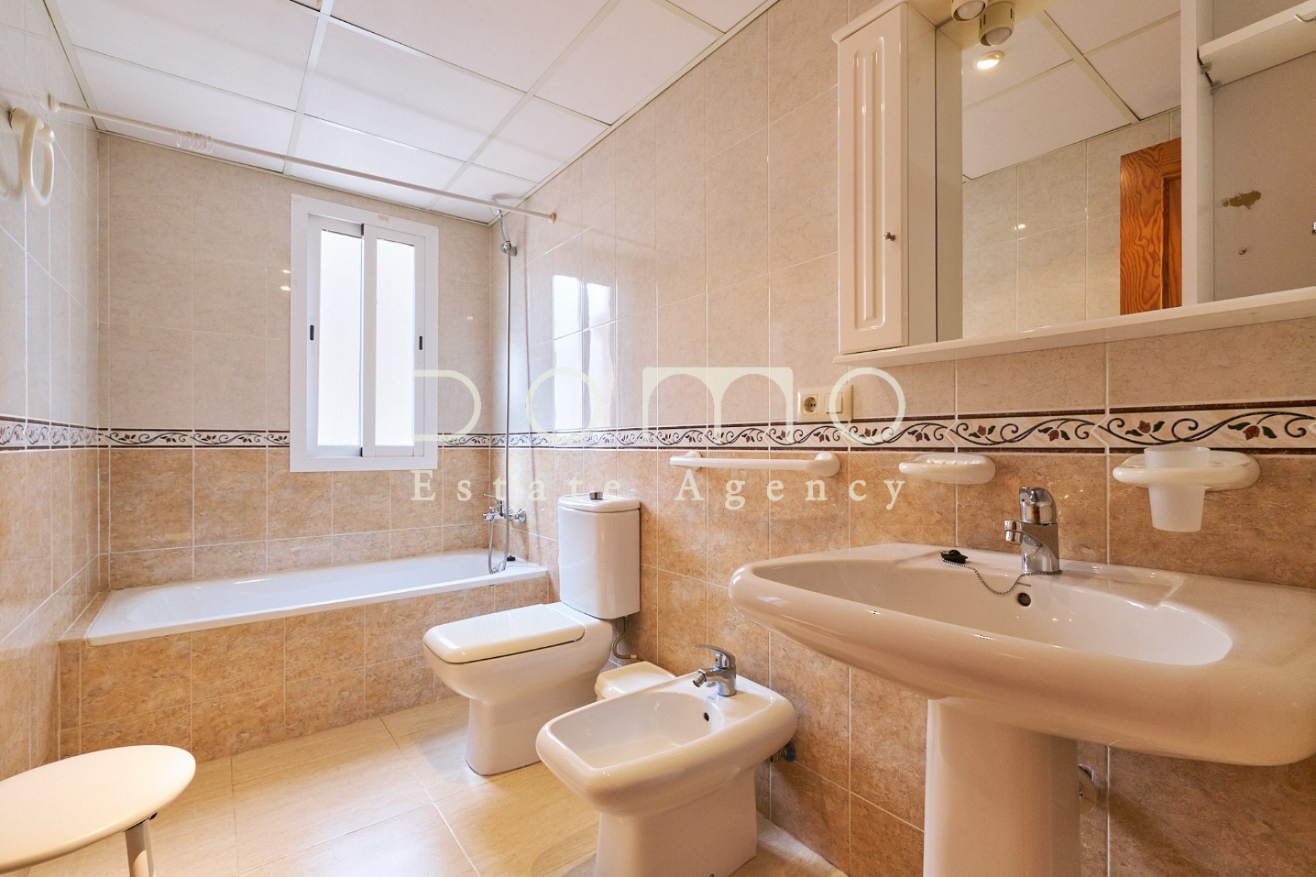 Baño completo con bañera en apartamento de 3 dormitorios en venta en Turre Almería ubicado en la plaza principal.