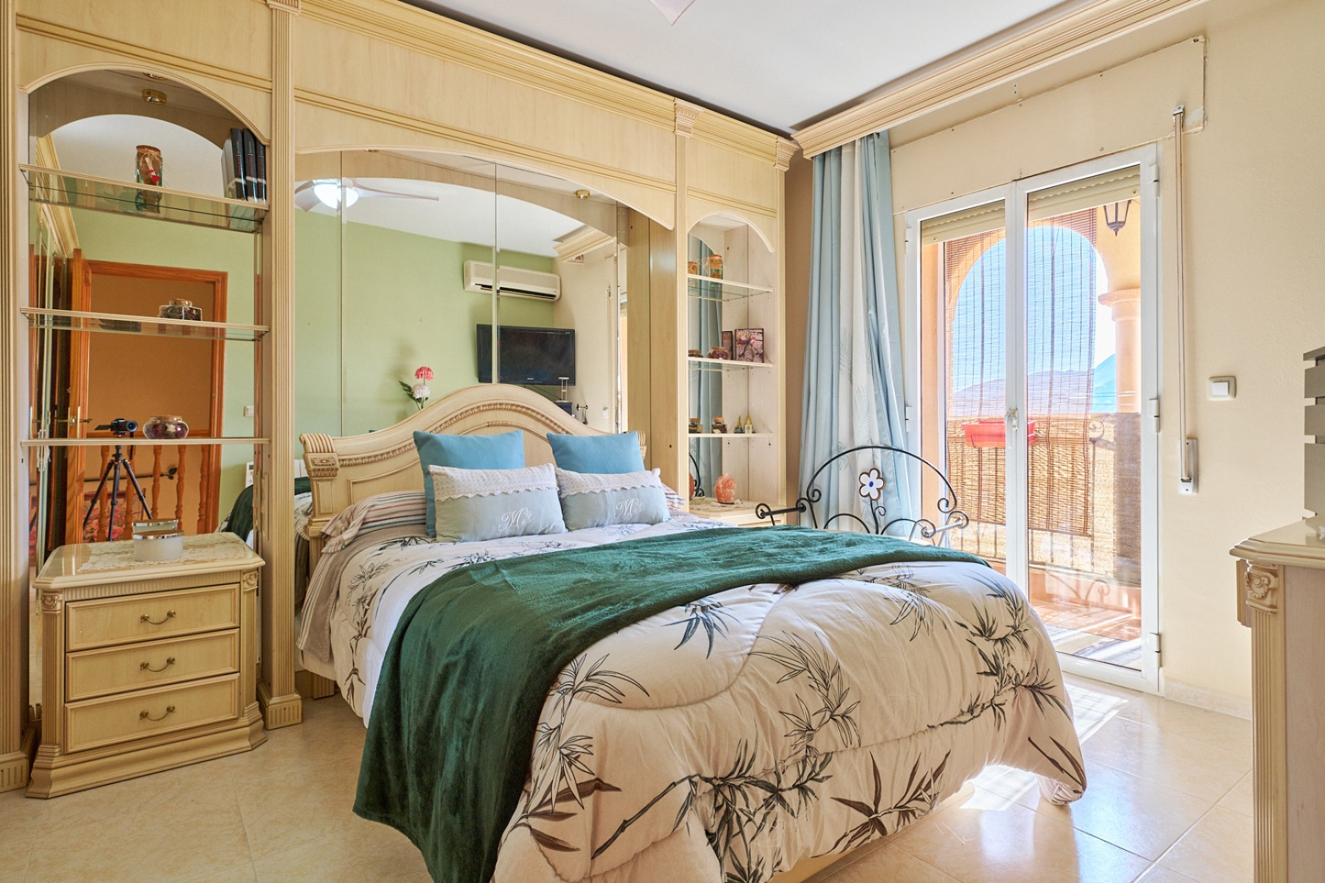  Chambre principale avec placards intégrés, climatisation et accès au balcon dans une maison à vendre près de Mojácar.