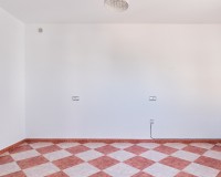 Chambre spacieuse vide avec sol carrelé dans villa à Turre, Almería.