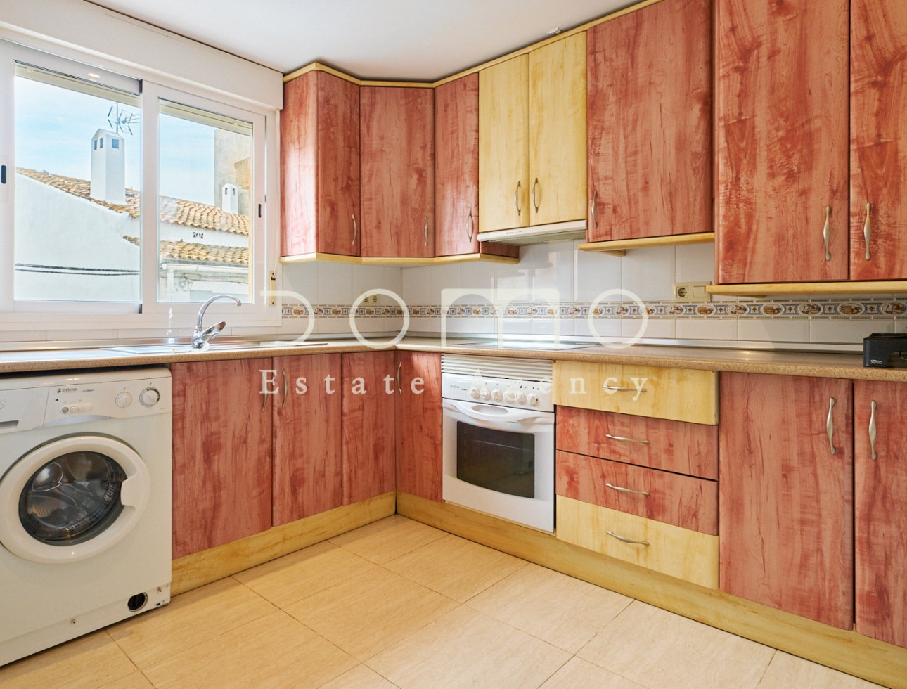 Cocina amplia y equipada en apartamento en venta en Turre Almería con 3 dormitorios situado en el centro del pueblo.