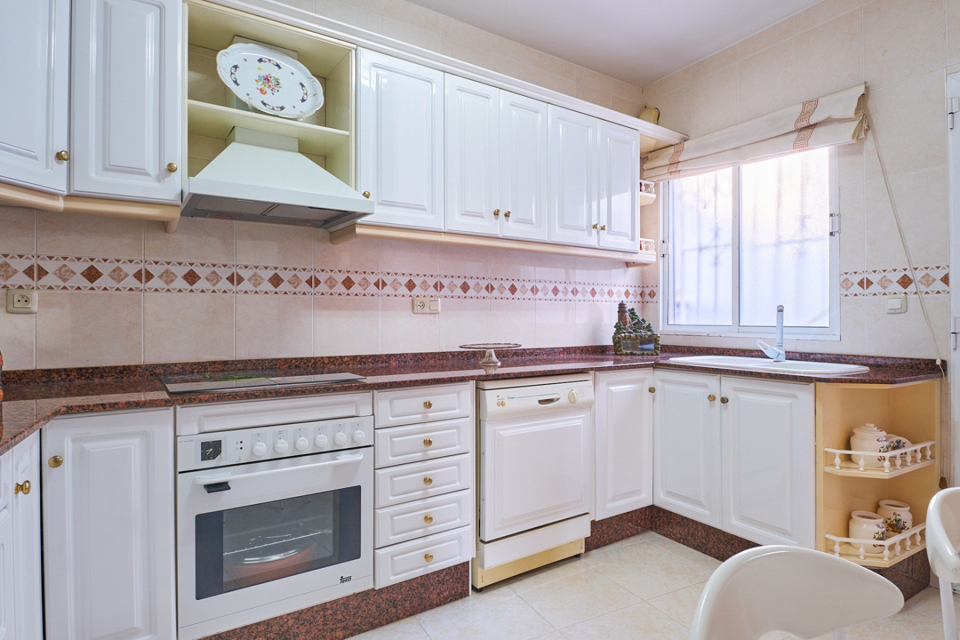 Cocina equipada con mobiliario completo y acceso a patio trasero en vivienda familiar en Turre, lista para entrar a vivir.