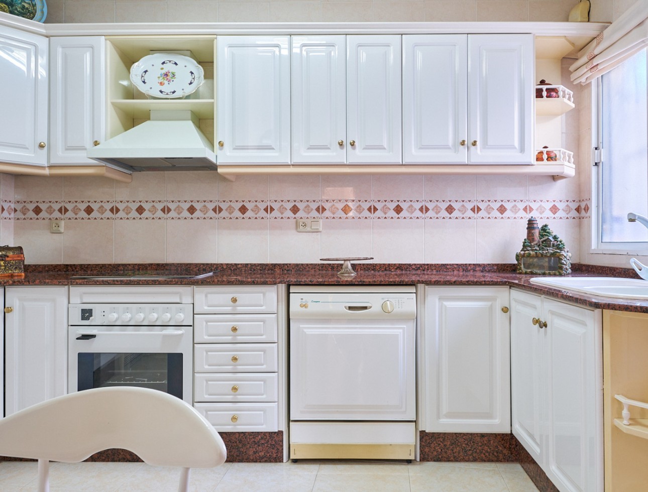 Cocina independiente totalmente amueblada y equipada en casa en venta en Turre, con acceso a patio y excelente estado de conservación.