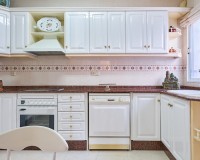 Cocina independiente totalmente amueblada y equipada en casa en venta en Turre, con acceso a patio y excelente estado de conservación.