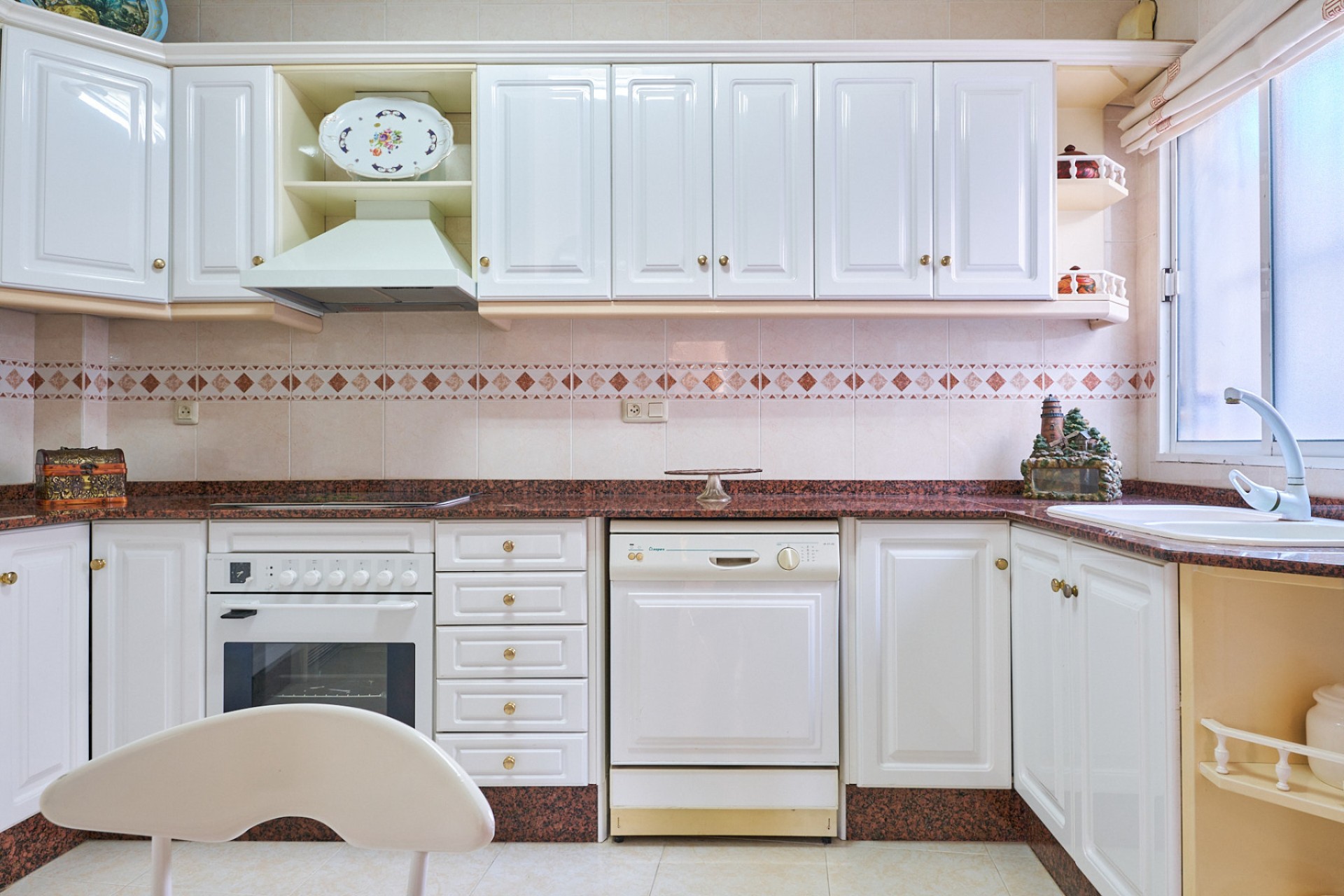 Cocina independiente totalmente amueblada y equipada en casa en venta en Turre, con acceso a patio y excelente estado de conservación.