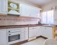  Cuisine équipée avec mobilier complet et accès à la cour arrière dans une maison familiale à Turre, prête à emménager.