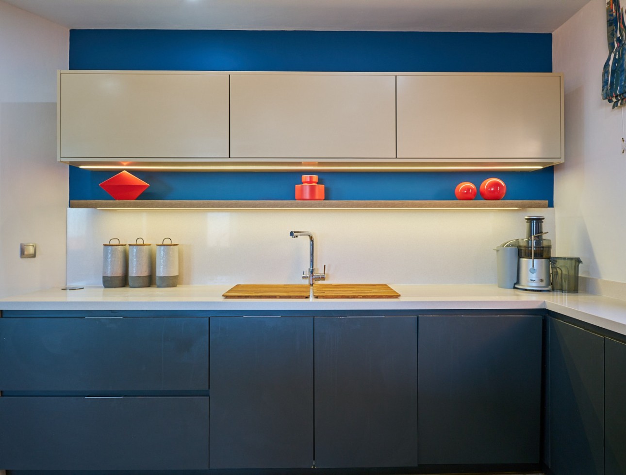 Cuisine moderne et rénovée avec meubles intégrés dans une villa indépendante à Sierra Cabrera, Almería.