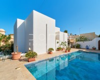 Entdecken Sie diese spektakuläre freistehende Villa in Vista Los Ángeles, Mojácar Playa. Mit 710 m² Grundstück, hat es einen großen Garten mit Obstbäumen, einen großen renovierten Swimmingpool und einen großen gepflasterten Bereich perfekt für Versammlung