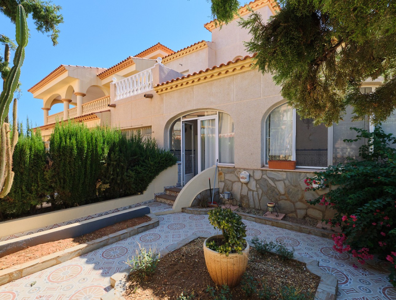 Entrée avec jardin et cactus dans villa indépendante à Turre, Almería.