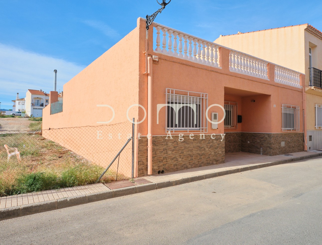 Façade d'une maison de ville à vendre à Turre.