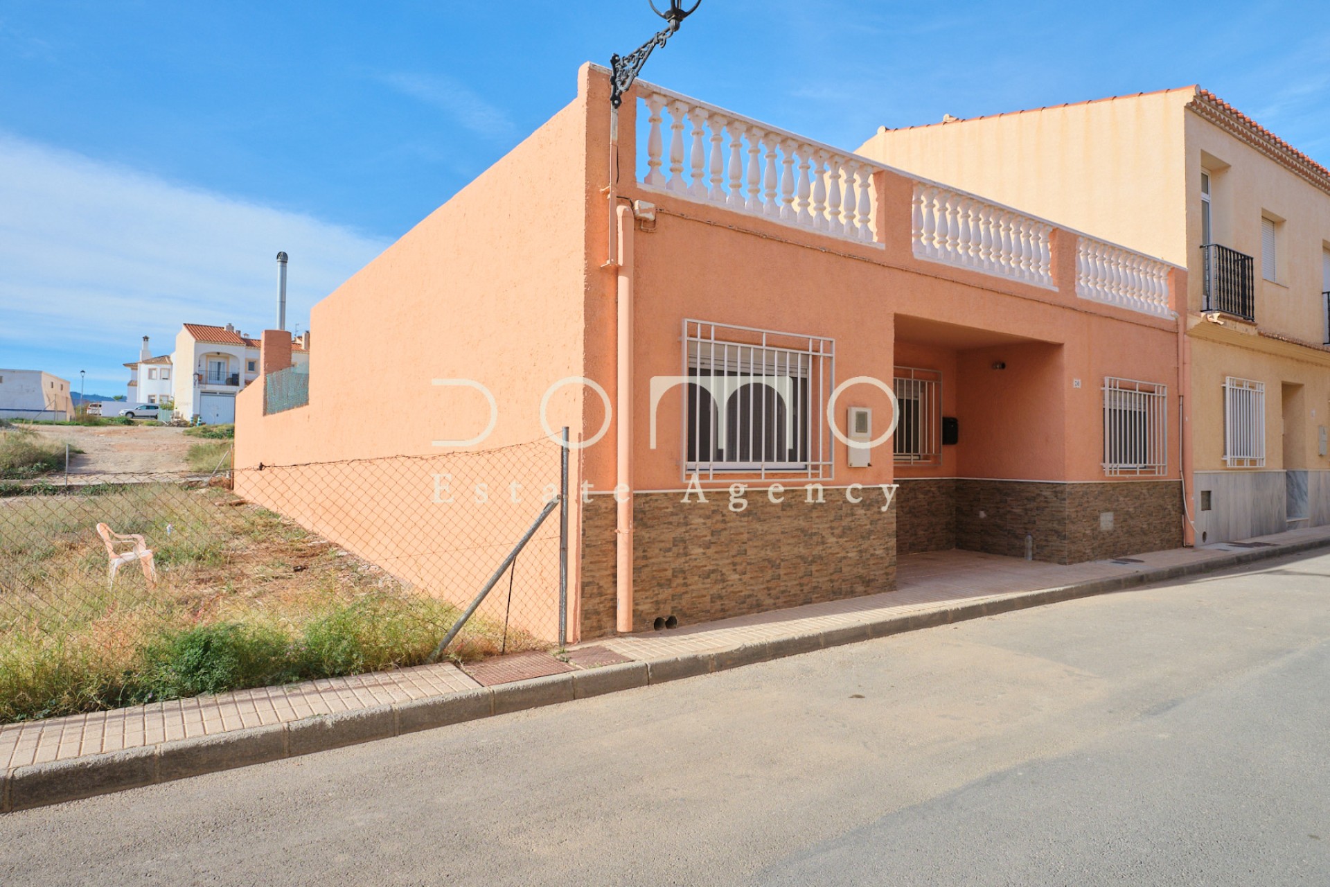 Façade d'une maison de ville à vendre à Turre.