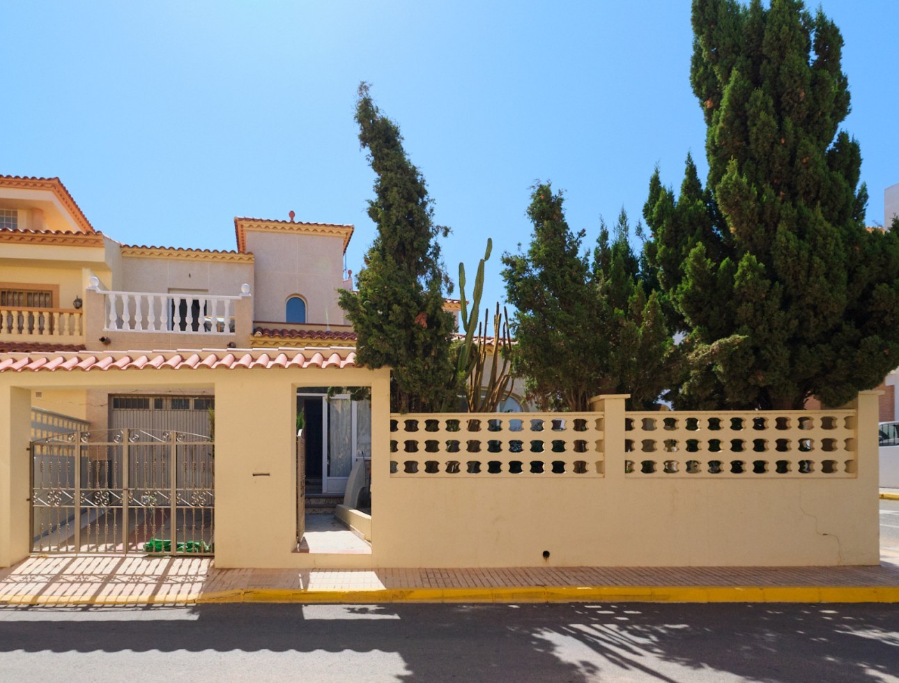Façade extérieure de villa indépendante à vendre à Turre, Almería.