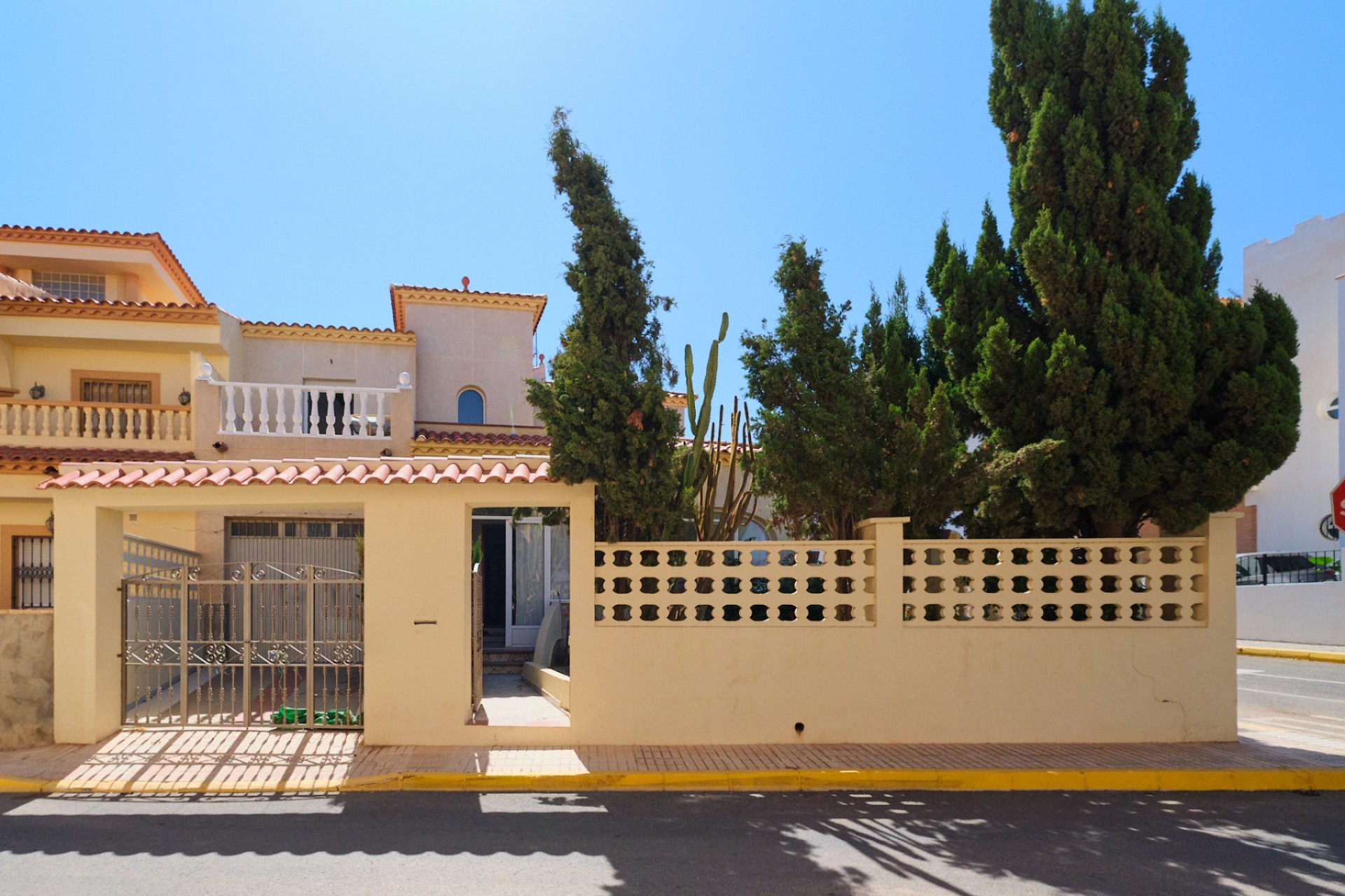 Façade extérieure de villa indépendante à vendre à Turre, Almería.