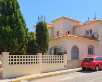 Façade extérieure de villa indépendante à vendre à Turre, Almería.
