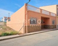 Fachada de una casa adosada en venta en Turre.