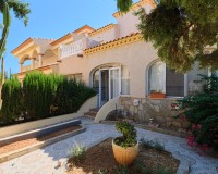 Garteneingang mit Kaktus und Terrasse in einer Villa in Turre, Almería.