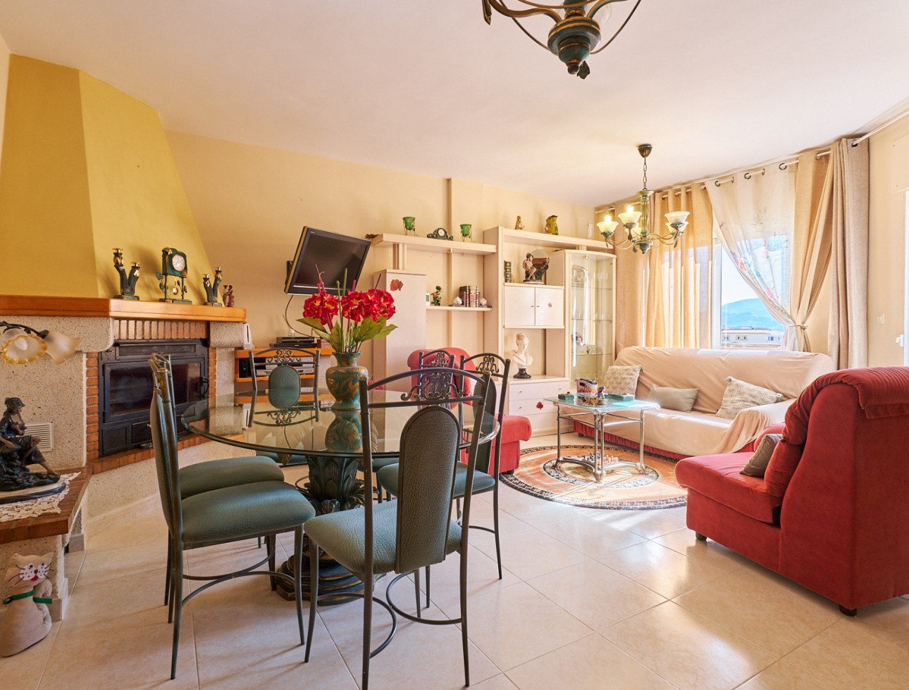  Geräumiges, sehr helles Wohn-Esszimmer in Südlage, Kamin und verglaste Terrasse in einem Haus zum Verkauf in Turre.