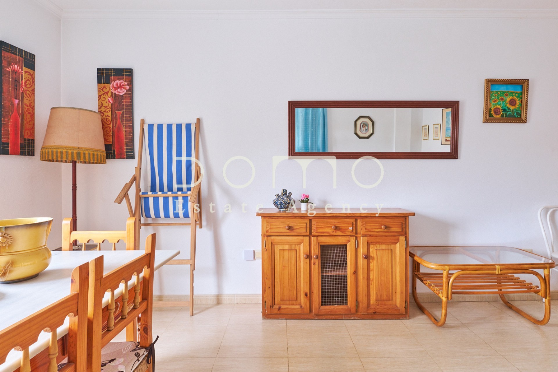  Grand salon-salle à manger lumineux dans un appartement à vendre à Turre, Almería, avec balcon et fenêtres donnant sur l'extérieur, en plein centre du village.