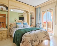  Hauptschlafzimmer mit Einbauschränken, Klimaanlage und Zugang zum Balkon in einer zum Verkauf stehenden Immobilie in der Nähe von Mojácar.