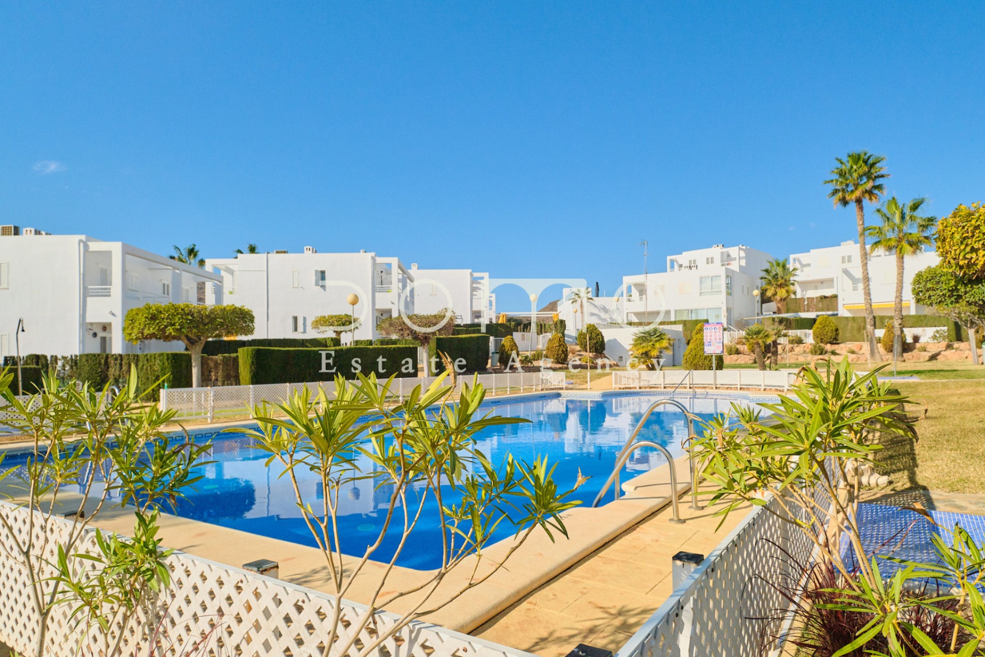 Immobilie zu verkaufen: Exklusives Triplex in Mojácar Playa mit Swimmingpool!