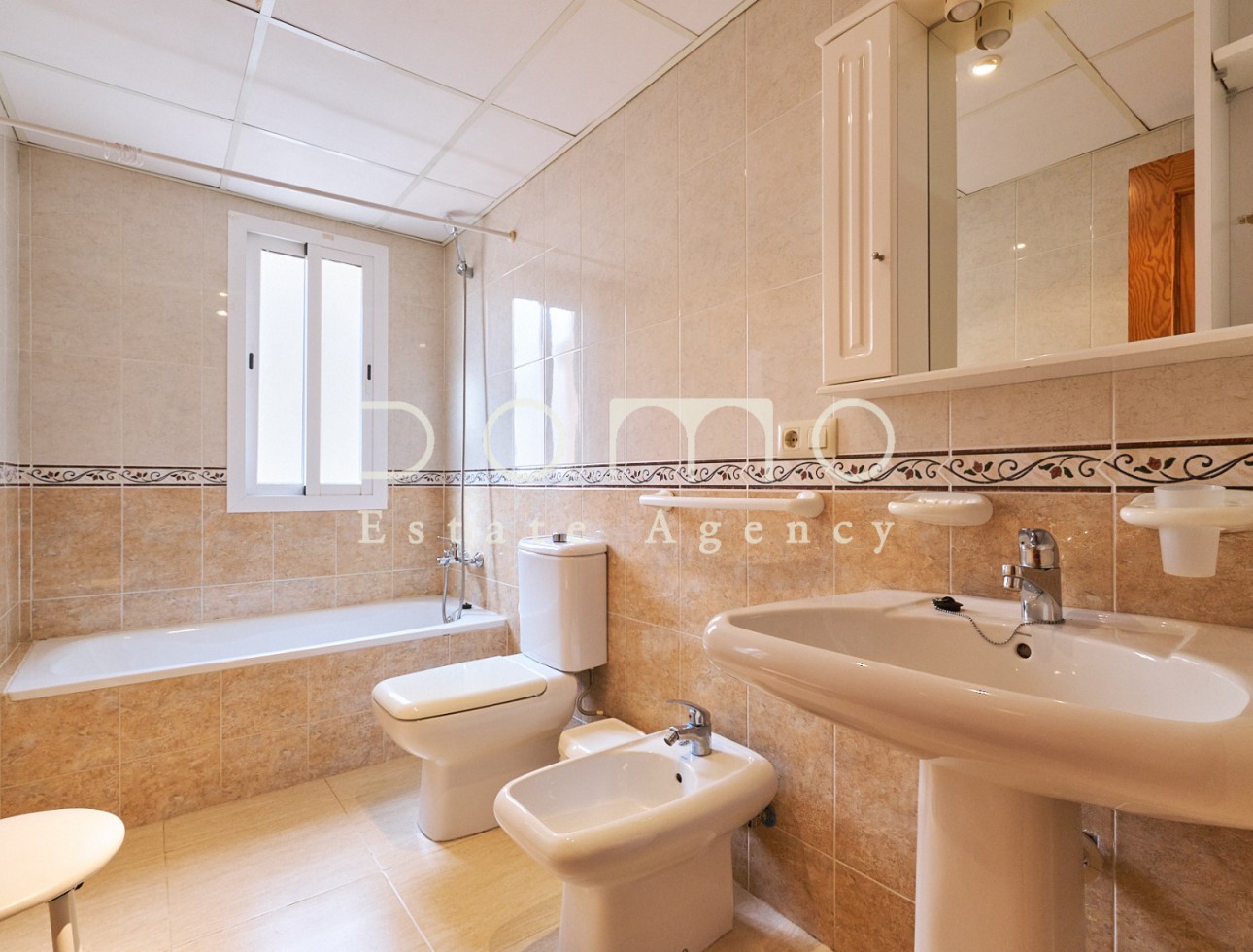  Komplett ausgestattetes Badezimmer mit Badewanne in einer 3-Zimmer-Wohnung zum Verkauf in Turre Almería, direkt am Hauptplatz gelegen.