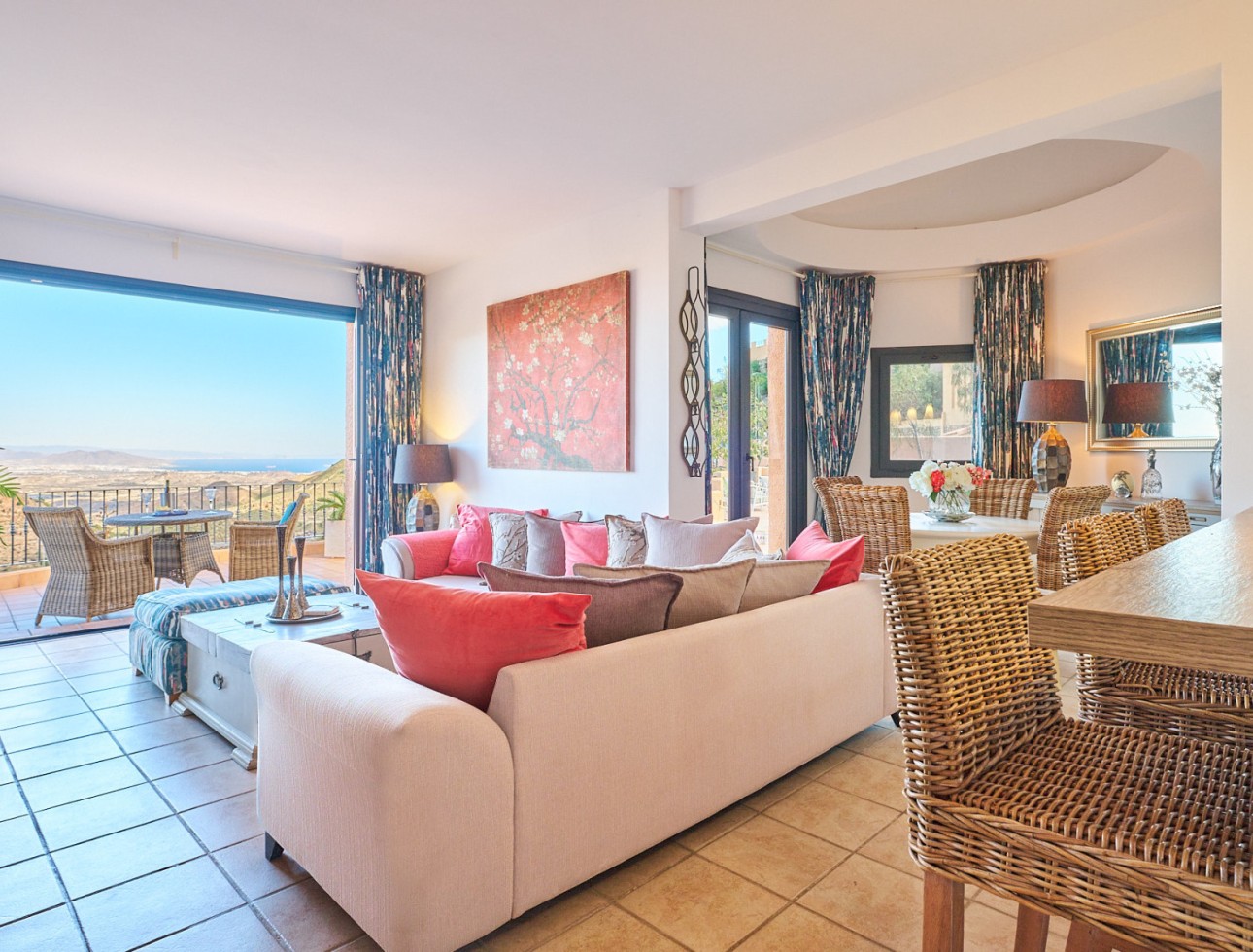 Lichte woonkamer met toegang tot het terras en uitzicht op de Middellandse Zee in een villa in Sierra Cabrera, Almería.