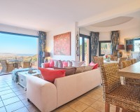 Lichte woonkamer met toegang tot het terras en uitzicht op de Middellandse Zee in een villa in Sierra Cabrera, Almería.