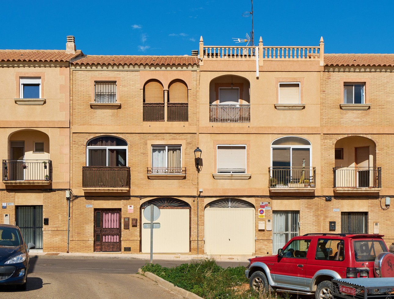  Maison mitoyenne à vendre à Turre, Almería, avec garage privé indépendant, logement de trois étages dans un quartier calme près du centre.