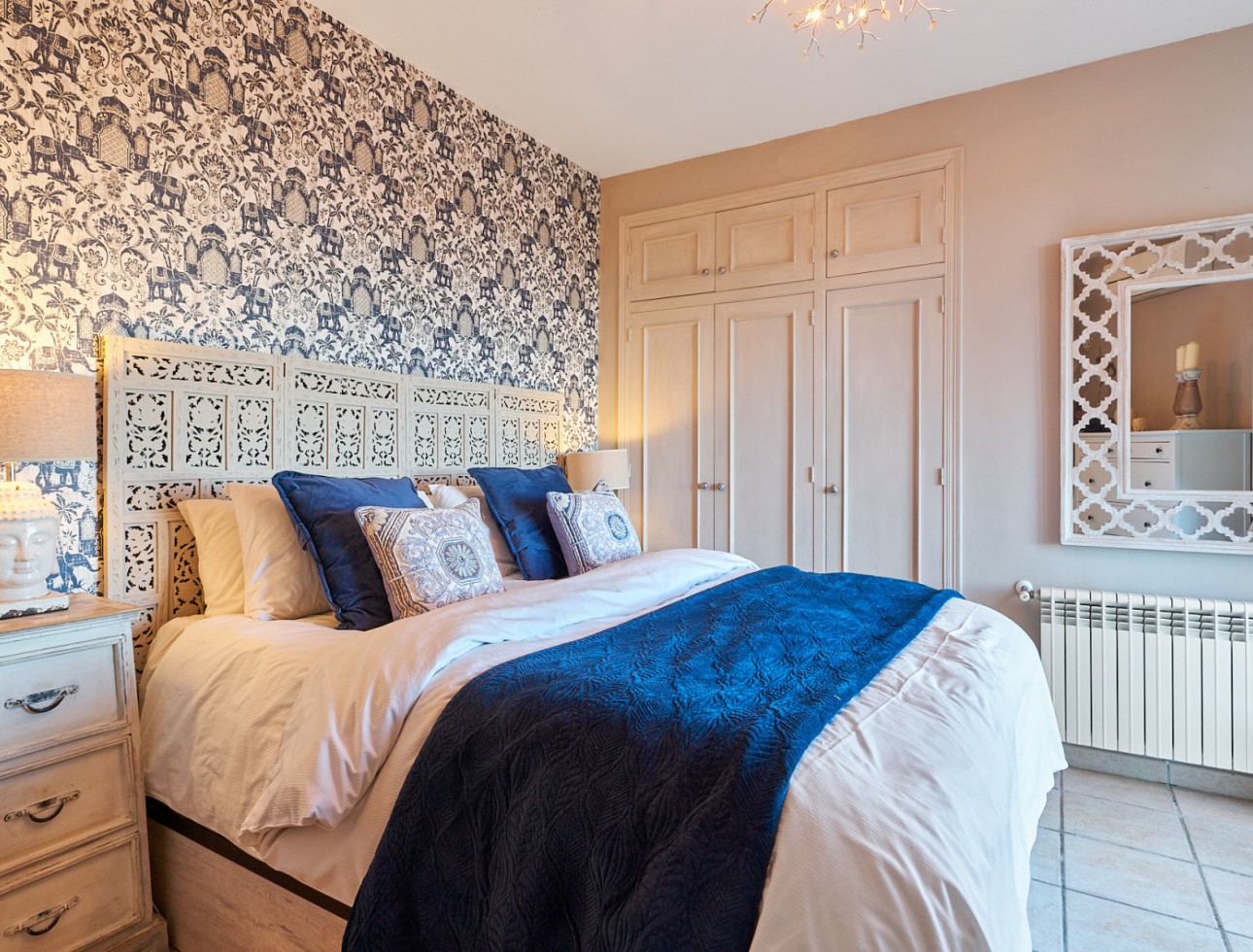 Master bedroom with fitted wardrobes and elegant décor in a villa in Sierra Cabrera, Almería.