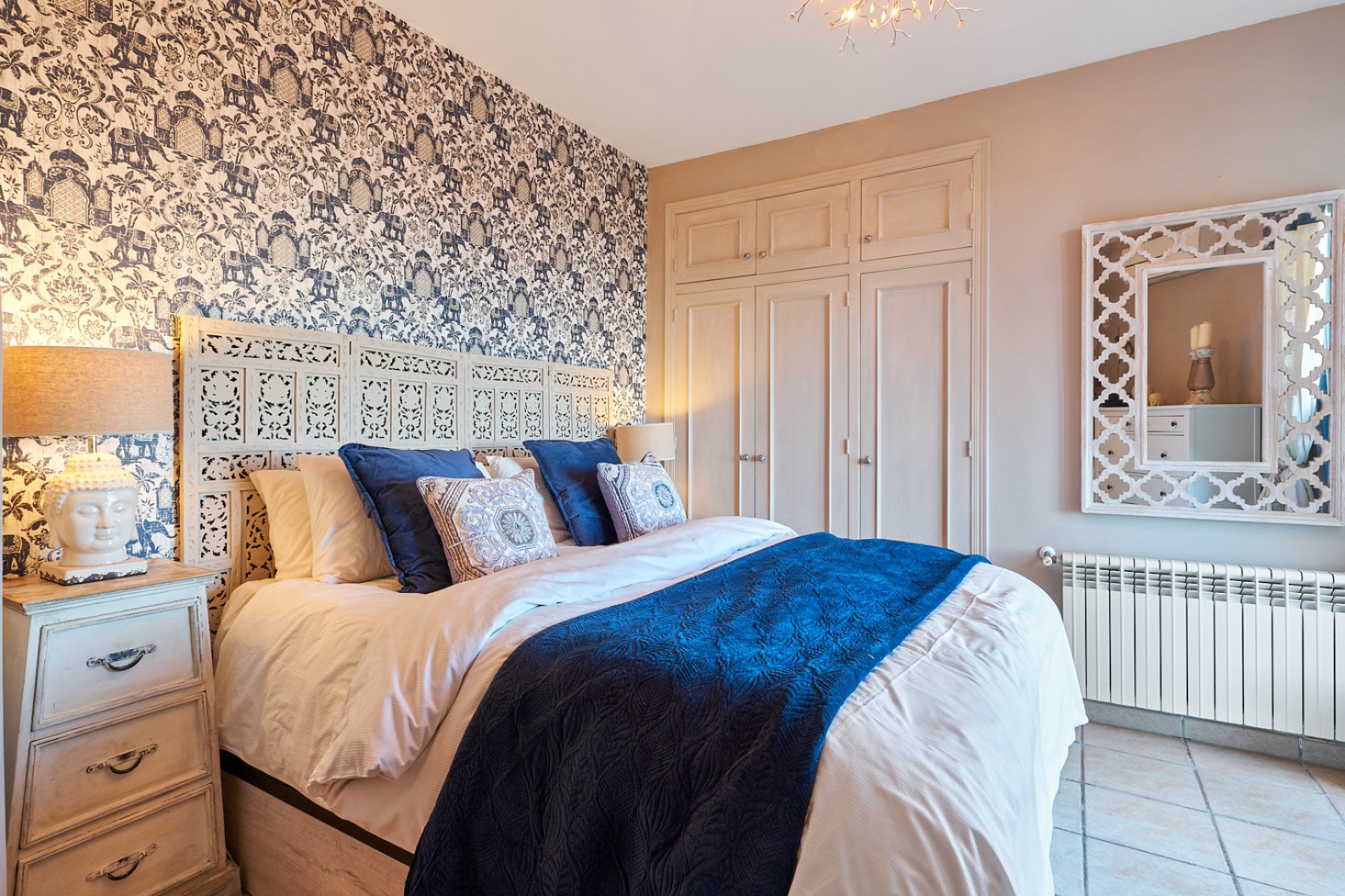Master bedroom with fitted wardrobes and elegant décor in a villa in Sierra Cabrera, Almería.