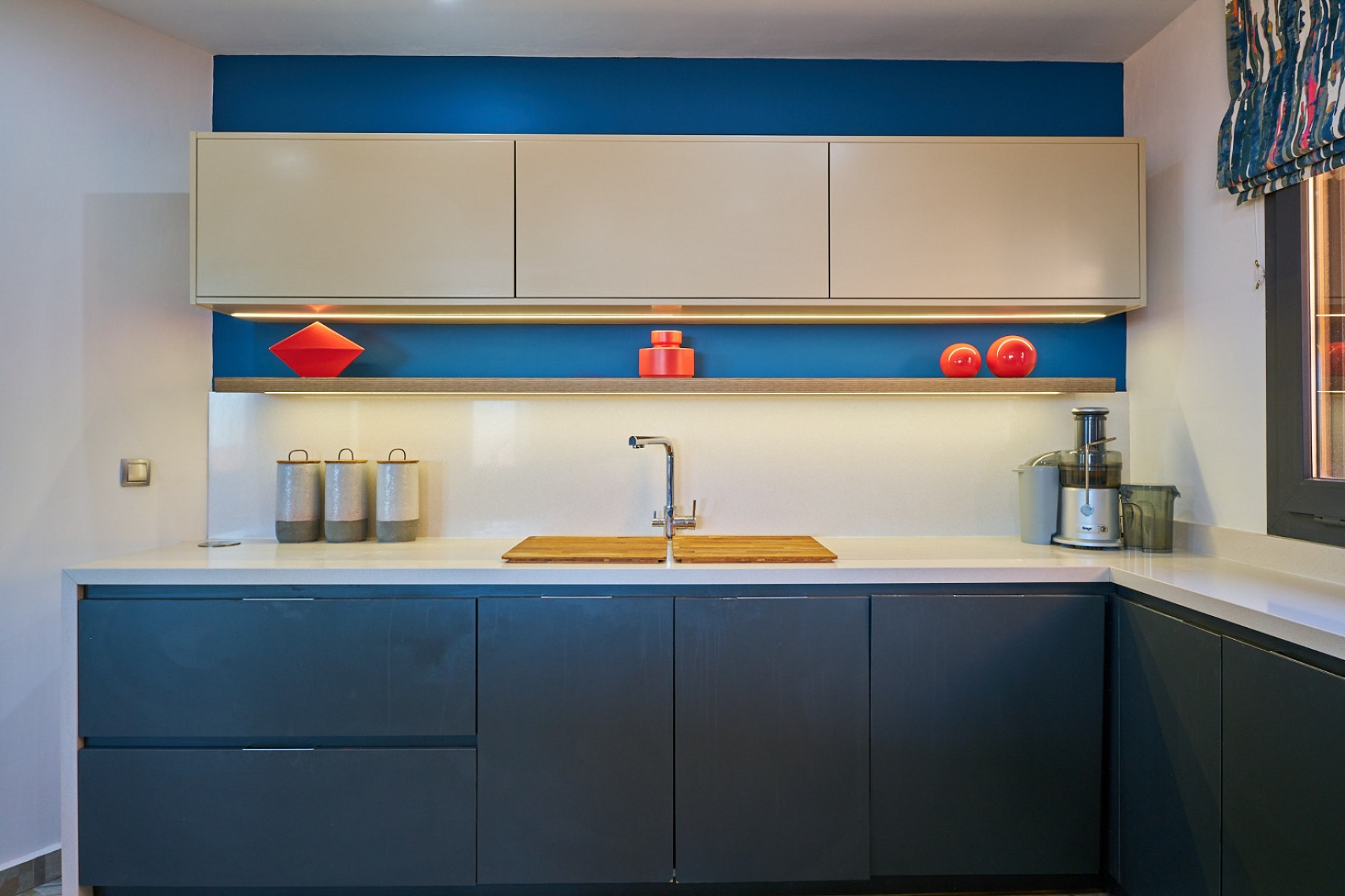 Moderne, gerenoveerde keuken met ingebouwde meubels in een vrijstaande villa in Sierra Cabrera, Almería.