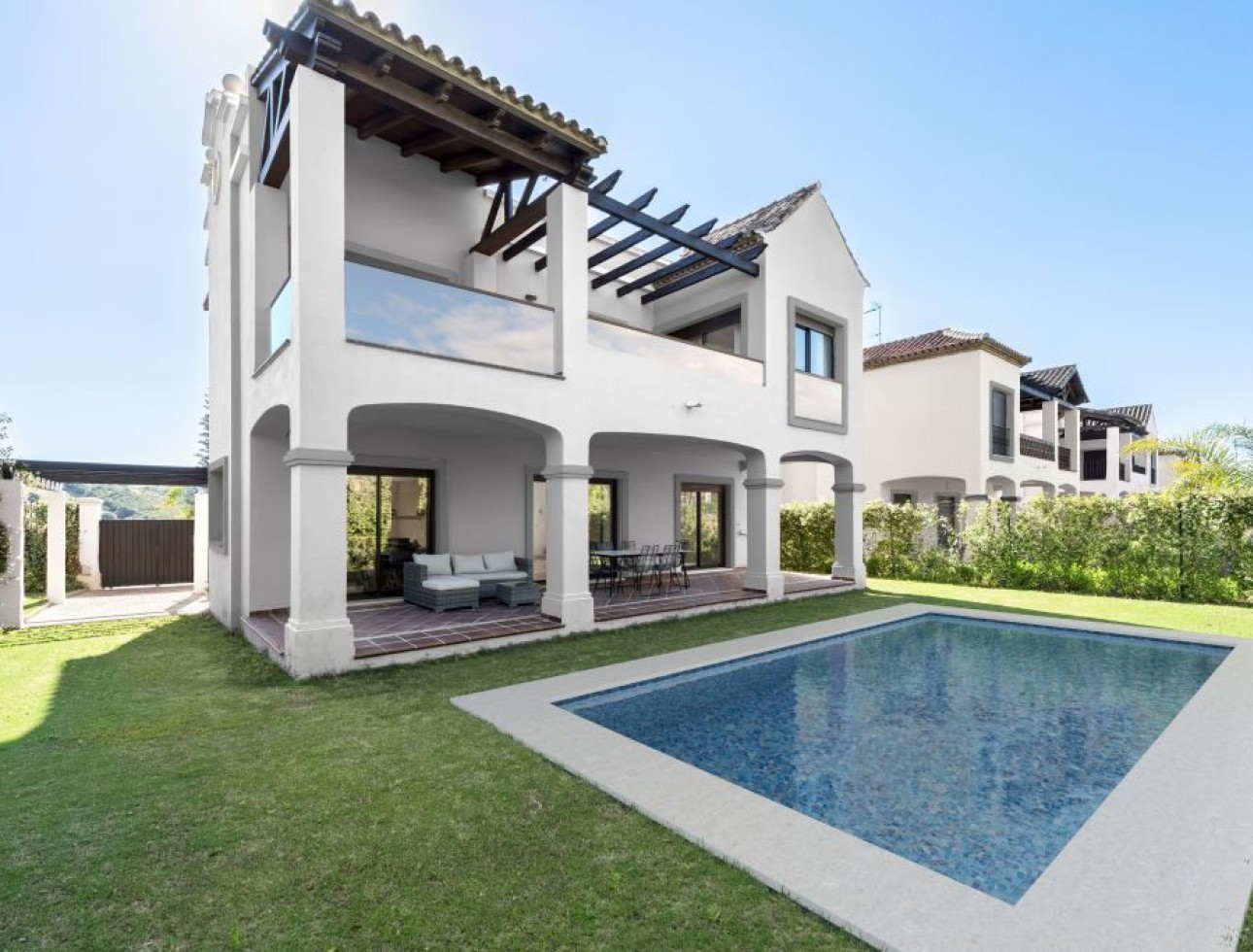 Neue Gebäude - Einfamilienhaus - Estepona