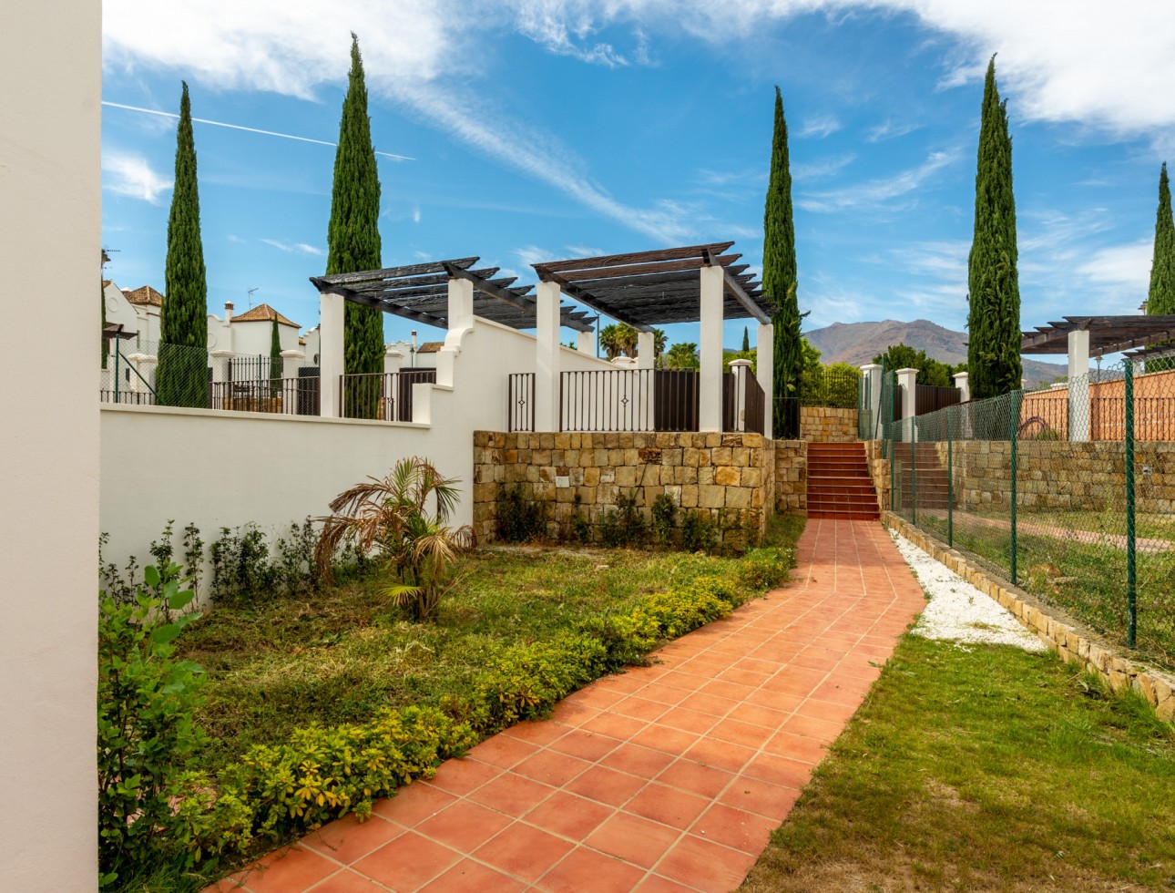 Neue Gebäude - Einfamilienhaus - Estepona