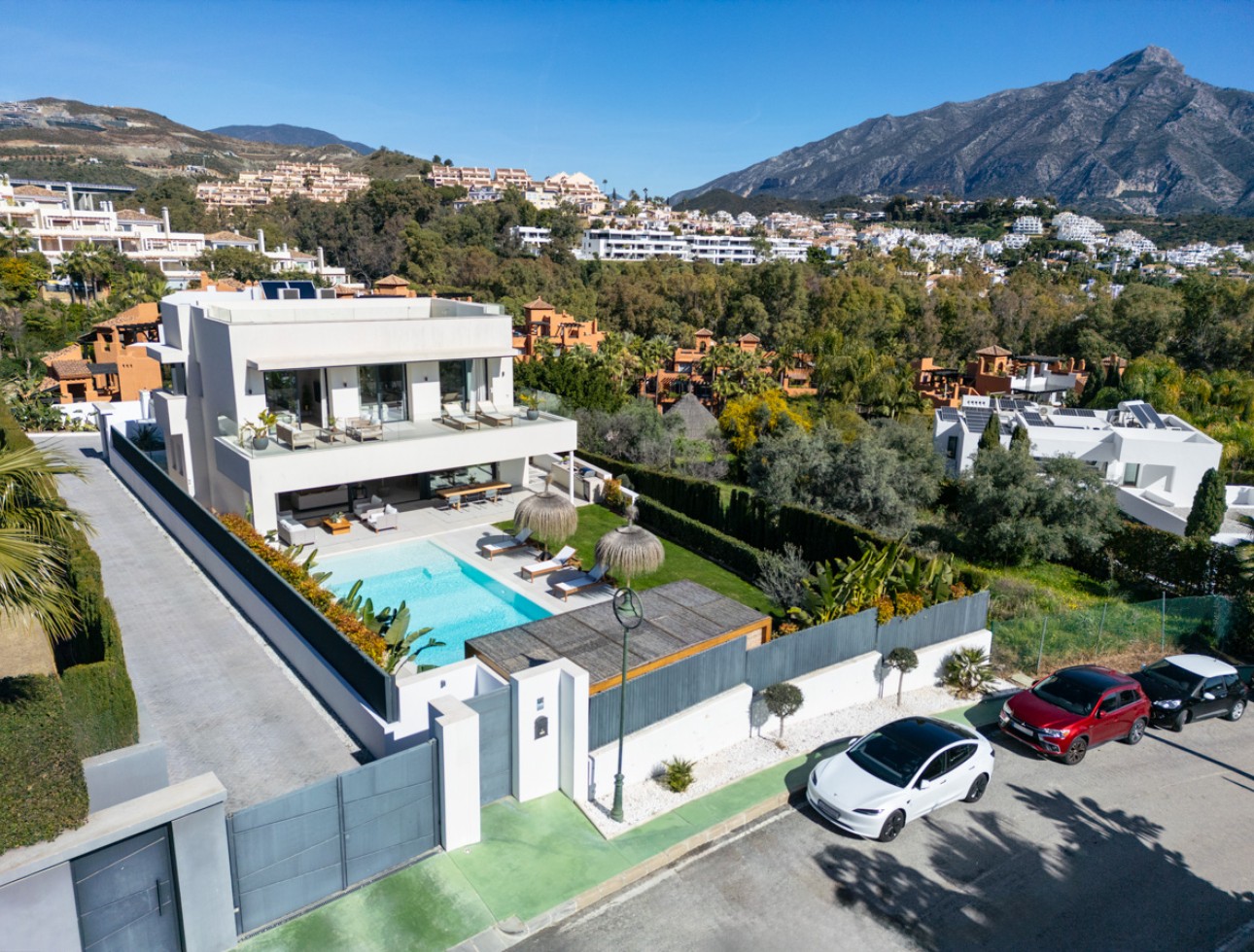 Neue Gebäude - Villa / Doppelhaushälfte - Marbella