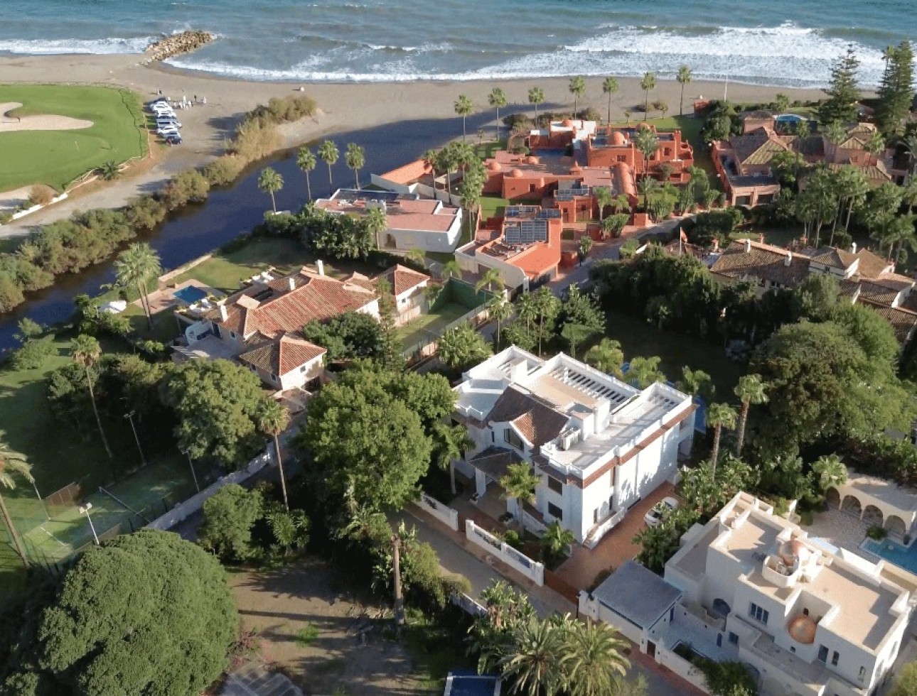 Obra nueva - Villa / Chalet - Estepona