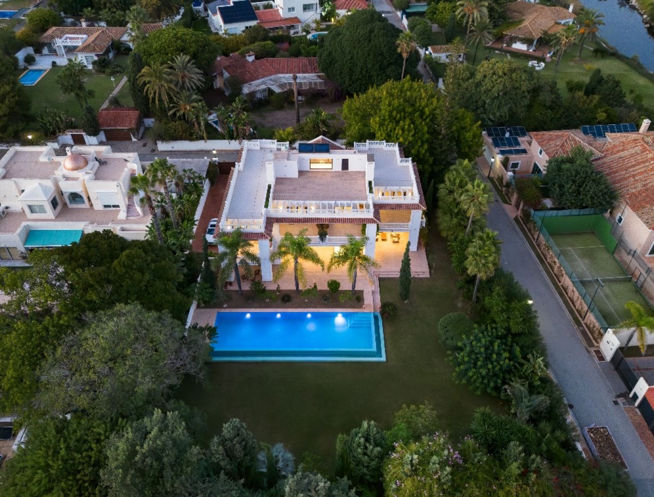 Obra nueva - Villa / Chalet - Estepona