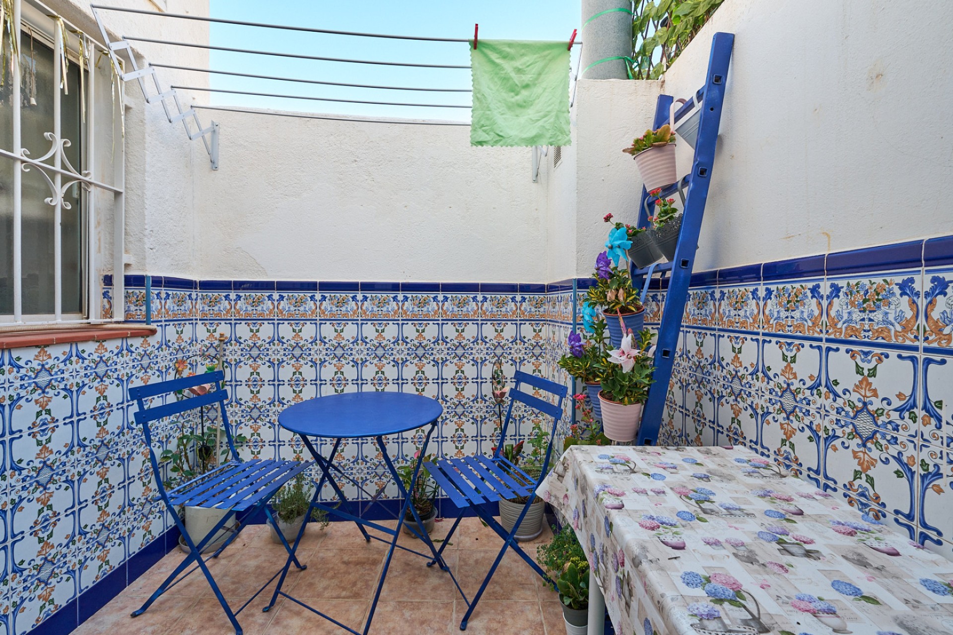 Patio privado con zona de lavandería cubierta en casa unifamiliar en la provincia de Almería, espacio exterior bien cuidado.