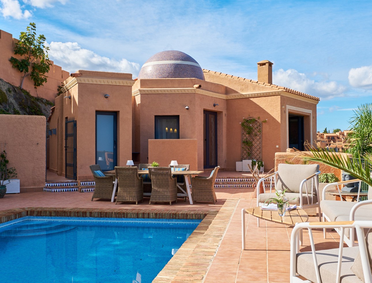 Piscine privée et terrasse avec espace repas extérieur dans une villa moderne à Sierra Cabrera, Almería.