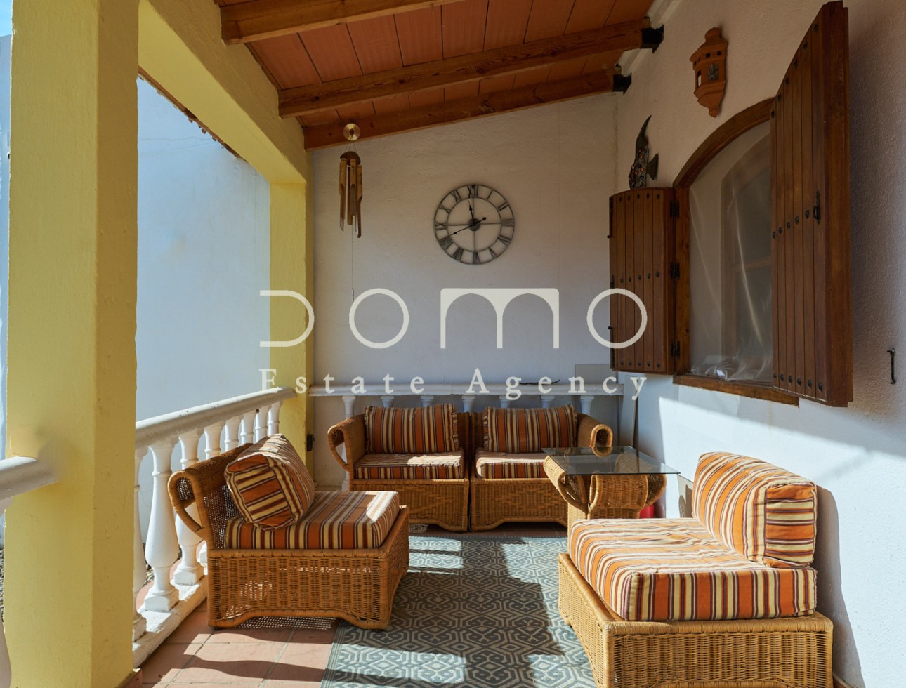 Porche couvert du cortijo avec coin salon et mobilier rustique, idéal pour profiter de l’extérieur.