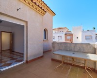 Private Terrasse mit Gartentisch in einer zum Verkauf stehenden Villa in Turre, Almería.