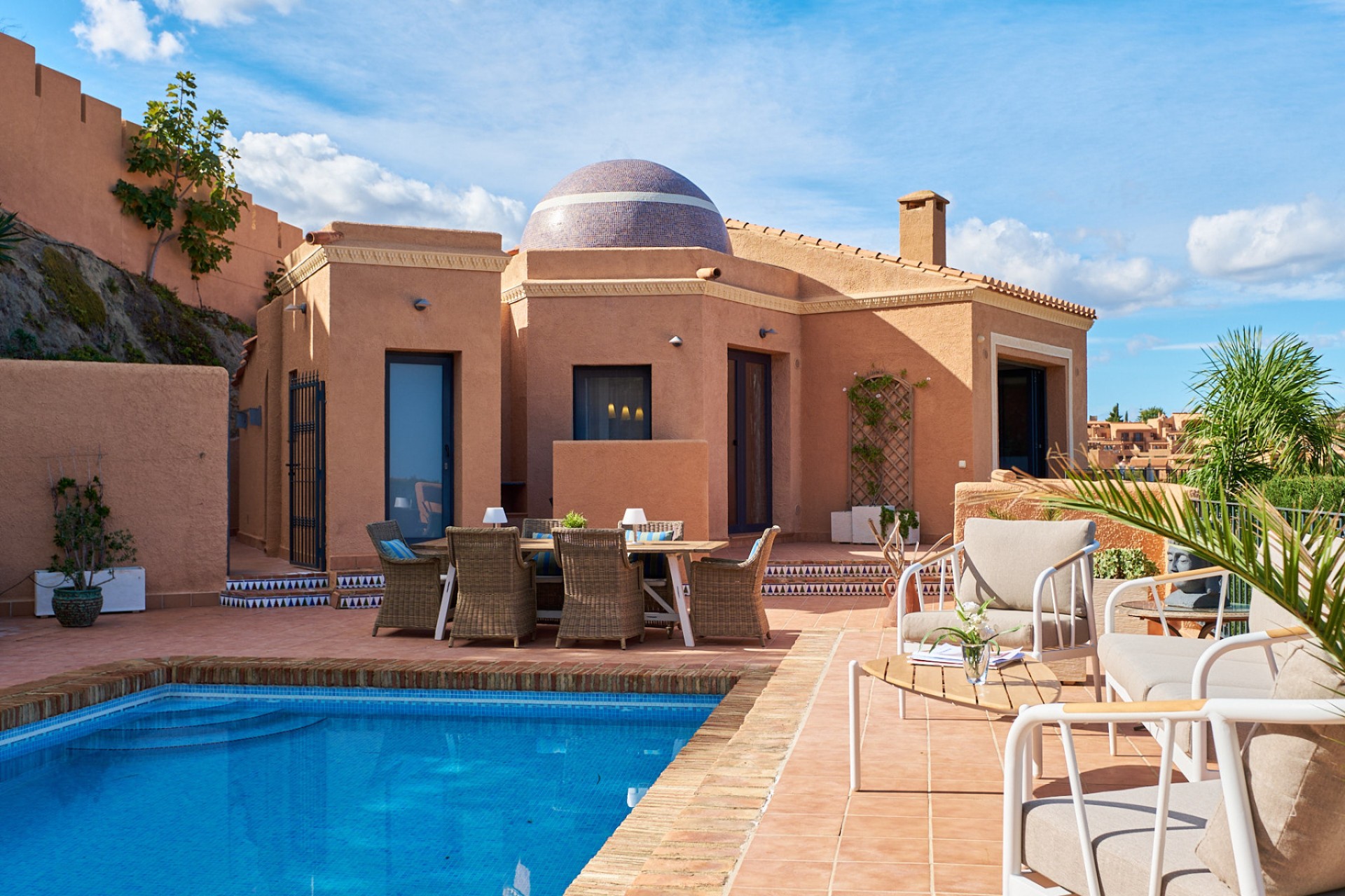 Privater Pool und Terrasse mit Essbereich im Freien in einer modernen Villa in Sierra Cabrera, Almería.