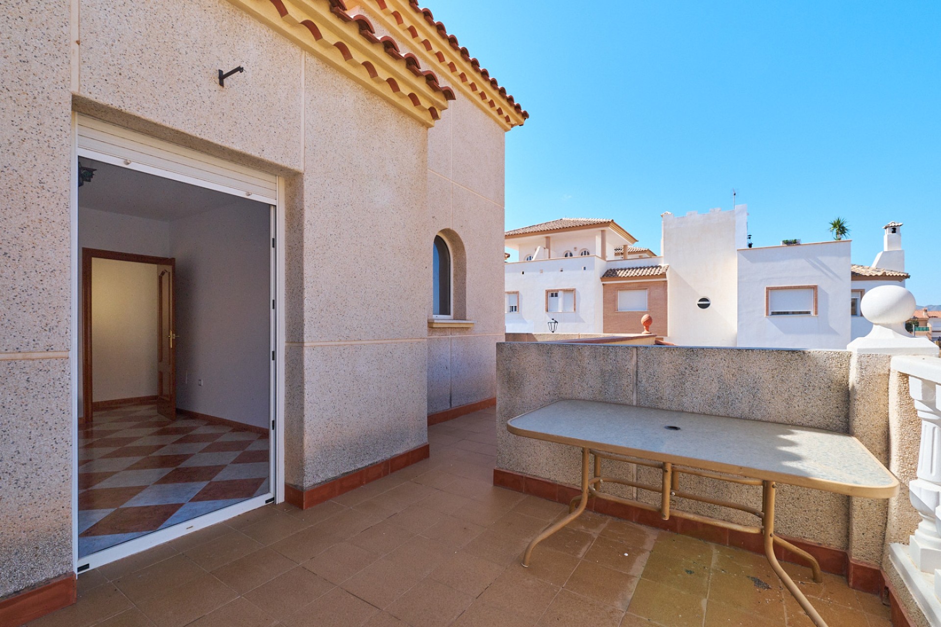 Privéterras met buitentafel bij vrijstaande villa te koop in Turre, Almería.