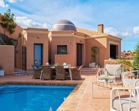 Privézwembad en terras met buiteneetruimte in een moderne villa in Sierra Cabrera, Almería.