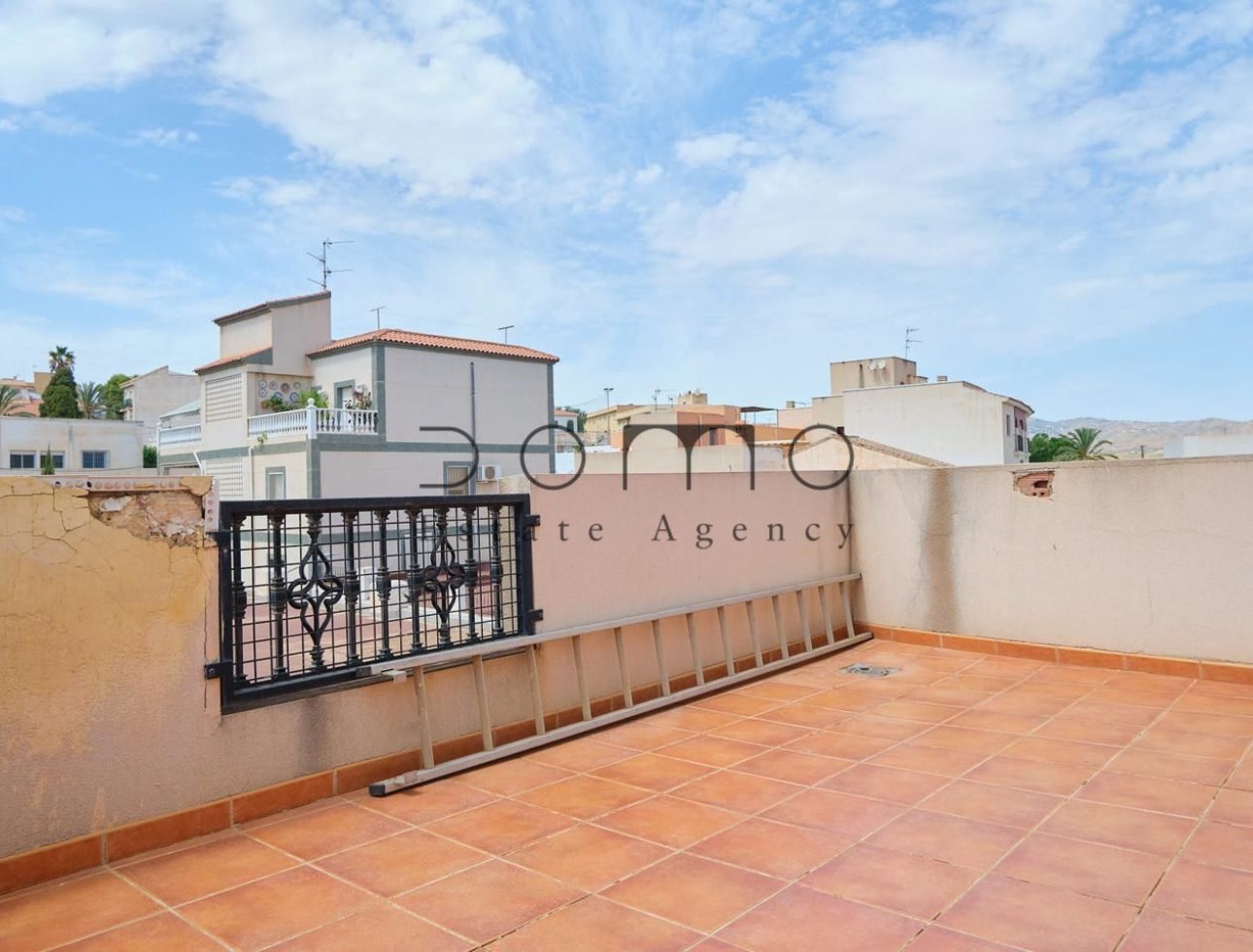 Resale - Villa / Semi-detached Villa - Turre