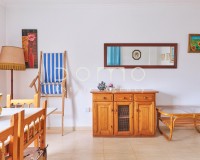  Ruime en lichte woonkamer van appartement te koop in Turre Almería met balkon en ramen aan de buitenkant, midden in het centrum van het dorp.