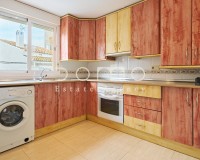  Ruime en volledig uitgeruste keuken in appartement te koop in Turre Almería met 3 slaapkamers, gelegen in het centrum van het dorp.