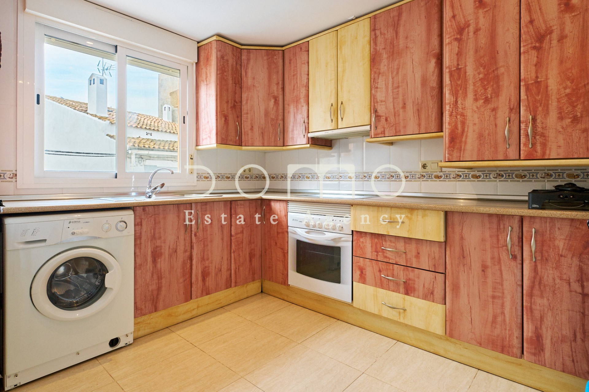  Ruime en volledig uitgeruste keuken in appartement te koop in Turre Almería met 3 slaapkamers, gelegen in het centrum van het dorp.