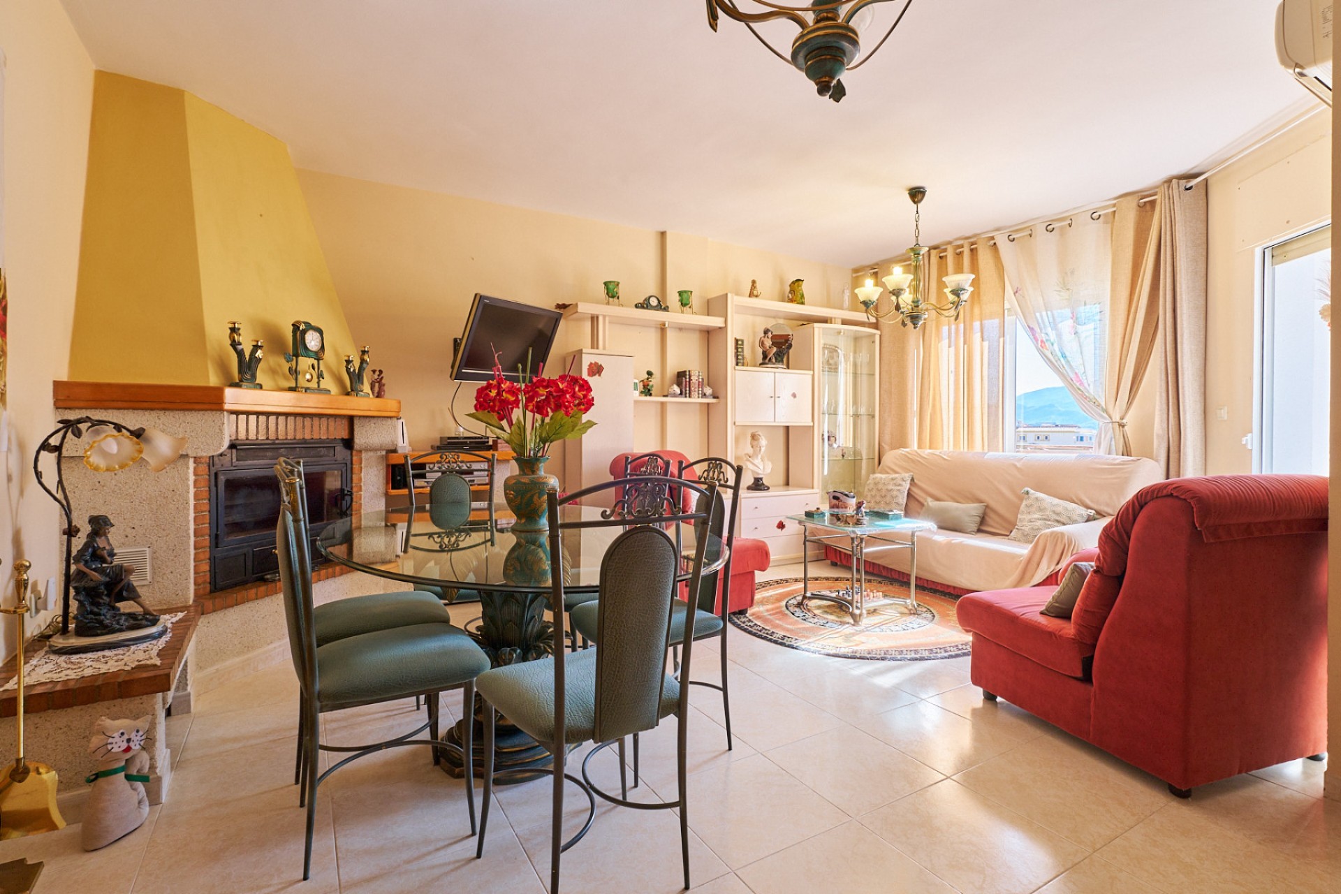  Ruime en zeer lichte woonkamer met zuidligging, open haard en glazen terras in huis te koop in Turre.